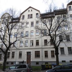 Mietshaus in geschlossener Bebauung mit Vorgarten Orthstraße 4