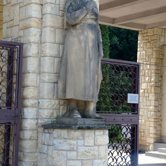 Socha před pohřebním ústavem u Plzeňské ulice v Praze