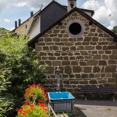 Backhaus und Brunnen