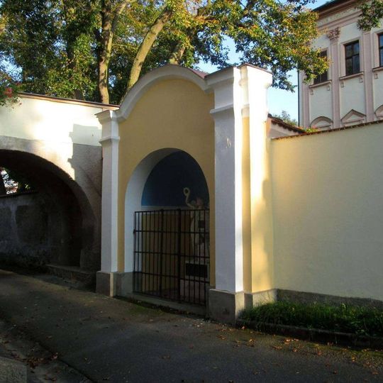 Kaplička se sochou v Liblíně u kostela