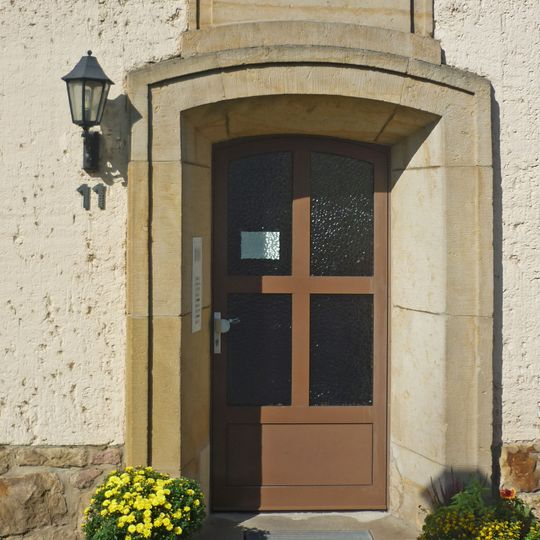 Doppelwohnhaus der AWG, davor zeitgenössische Laterne Goethestraße 11; 13