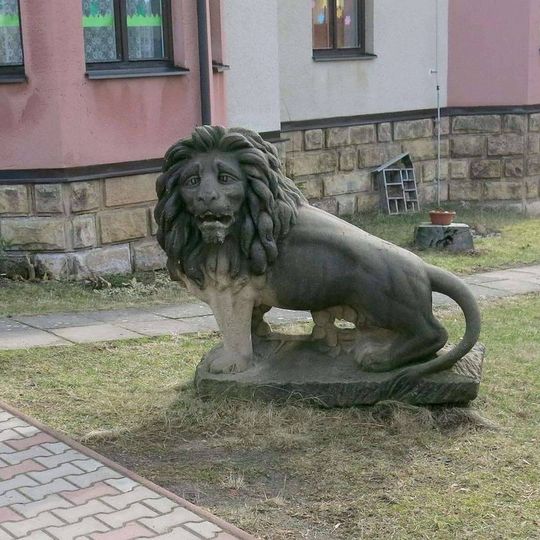Socha lva před školkou v ulici Josefa Kábrta v Lomnici nad Popelkou