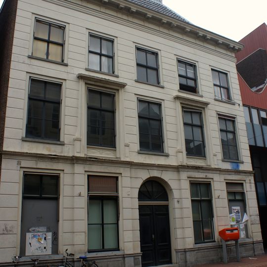 Pand met brede zandstenen gevel met rechte kroonlijst