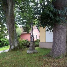 Kříž u kaple v Katově