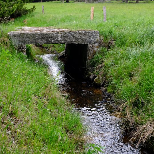 Kamenný most přes Dlouhou stoku západně od Nové Vsi