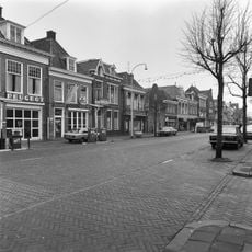 Pand onder zadeldak met voorschild bekroond door topschoorsteen