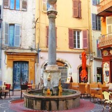 Fontaine et colonne romaine, Antibes