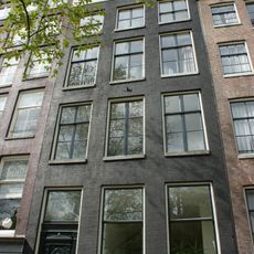 Pand met gevel onder rechte lijst met triglyfen