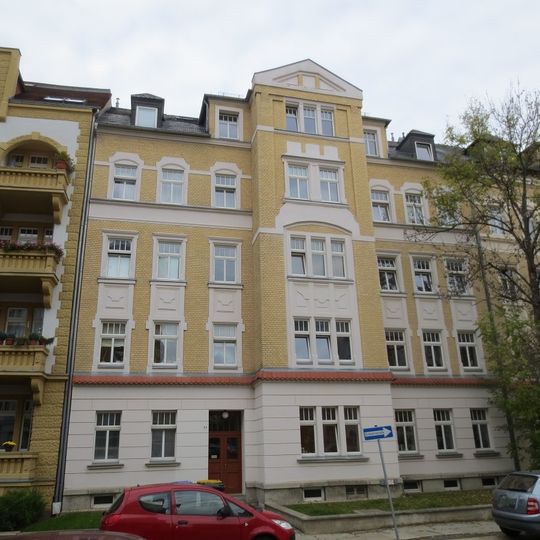 Mietshaus in geschlossener Bebauung mit Vorgarten Leonhardtstraße 34