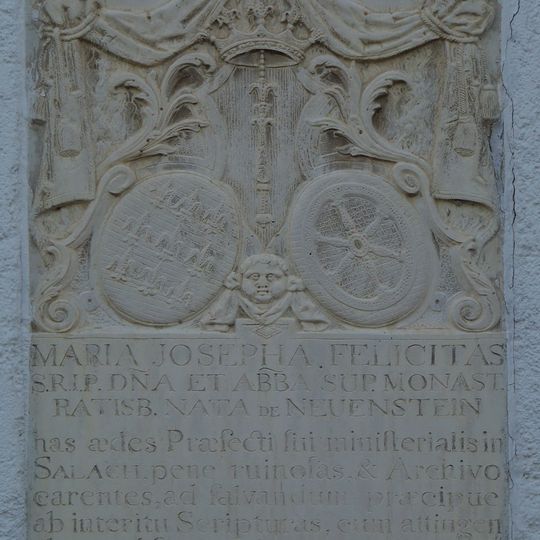 Wappentafel aus Kalkstein