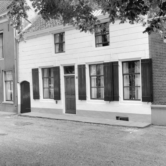 Klein dwarshuis met gepleisterde lijstgevel