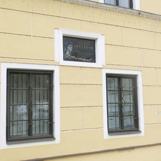 Pamětní deska Terezy Stolzové na zdi radnice v Kostelci nad Labem