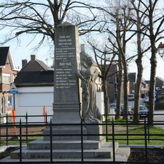 Opgedragen aan de gesneuvelde soldaten en burgerlijke slachtoffers van de Eerste Wereldoorlog en gedenkt ook de oorlogsslachtoffers van 1940-45.