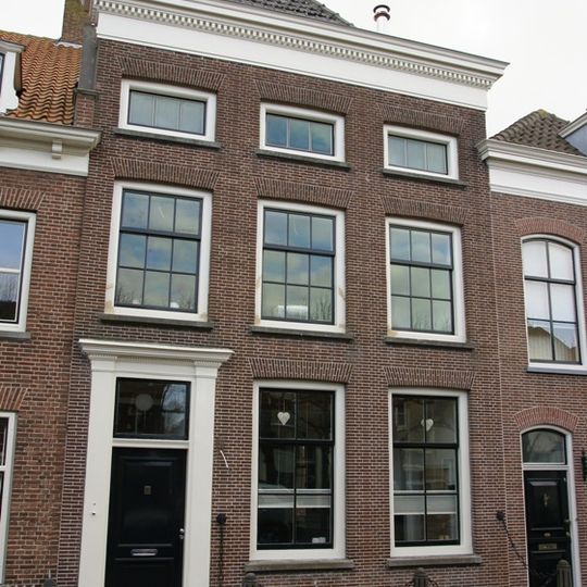 Huis onder schilddak en met empire gevel, waarin door pilasters en kroonlijst versierde ingang