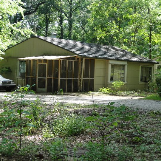 John D. and Katherine Gleissner Lustron House