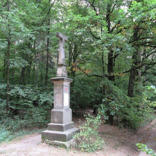 Kříž u Droždína u lesní stezky