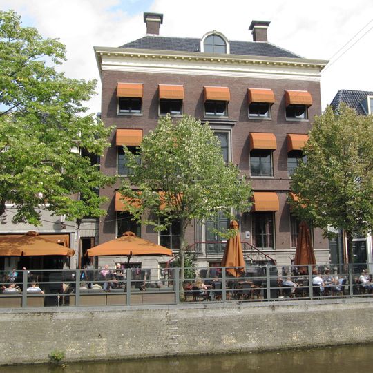 Pand van vijf traveeën onder laag dak met hoekschoorstenen waarop borden