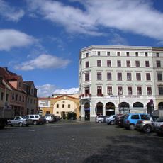 Wohn- und Geschäftshaus in geschlossener Bebauung, Eckhaus Demianiplatz 55