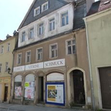 Wohnhaus mit Laden (originale Front) in geschlossener Bebauung Bahnhofstraße 4