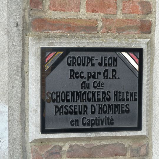 Monument bij de grafkelder van de familie Schoenmaeckers