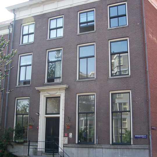 Hoekhuis met gevels onder omlopende triglyfenlijst waarop een latere attiek