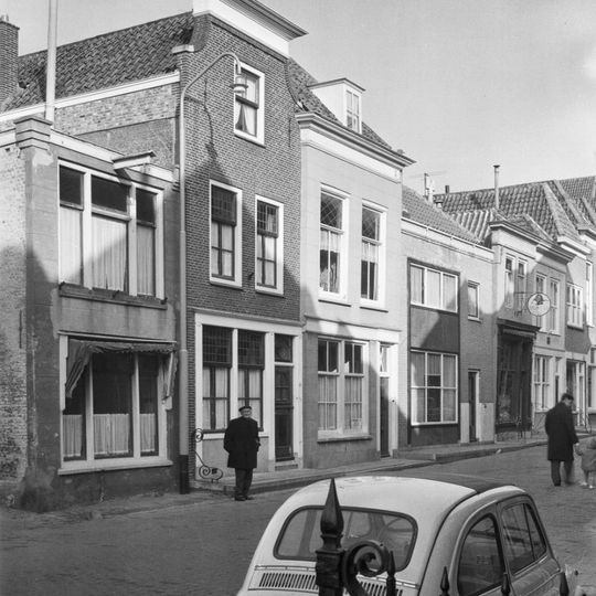 Huis met geverfde lijstgevel