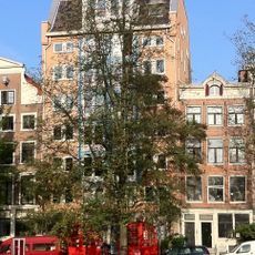 Pakhuisachtig pand met gevel onder gewijzigde punttop en voorzien van een pui