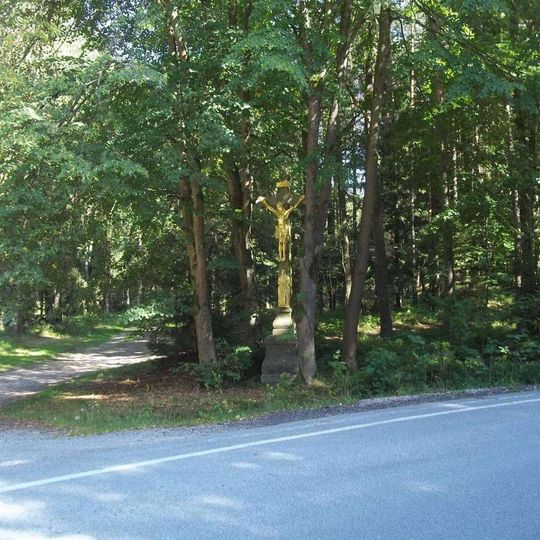 Kříž u rozcestí v lese jihovýchodně od Deštné