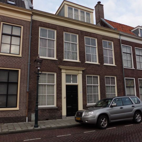 Pand met lijstgevel, houten deuromlijsting, zadeldak