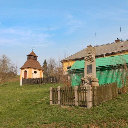 Pomník padlým v Herborticích ve středu vesnice