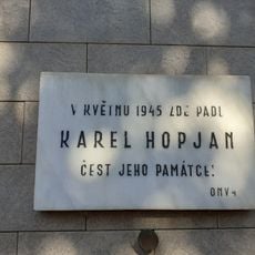 Pamětní deska Karla Hopjana na Náměstí Hrdinů v Praze