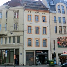 Wohnhaus in geschlossener Bebauung, mit Laden (Fleischerei) mit Original-Jugendstilkacheln Demianiplatz 15