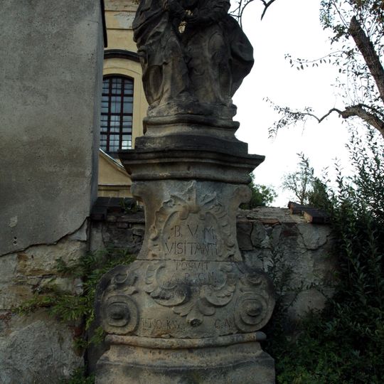 Socha Navštívení Panny Marie u kostela v Nebočadech