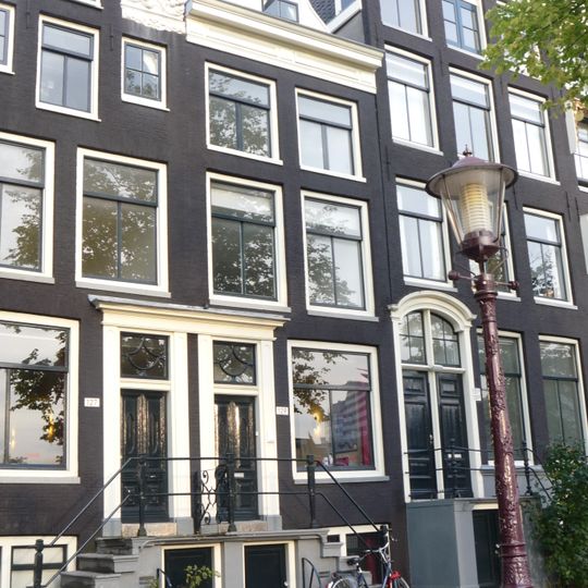 Pand met gevel waarvan de top