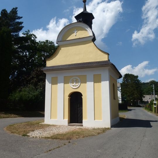 Kaple v Nedvězí u hlavní silnice