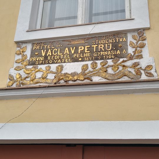 Pamětní deska Václava Petrů v Pelhřimově