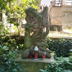 Soška před kostelem v Rokoli