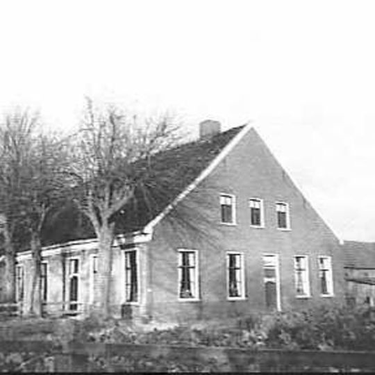 Boerderij, deels in stro, deels met pannen gedekt