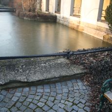 Kované zábradlí před jezírkem u smuteční obřadní síně na novém hřbitově