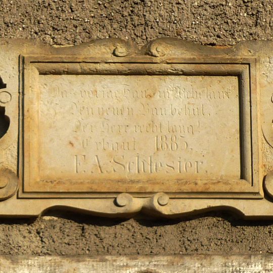 Inschrifttafel über der Haustür des Wohnhauses Grundstraße 7