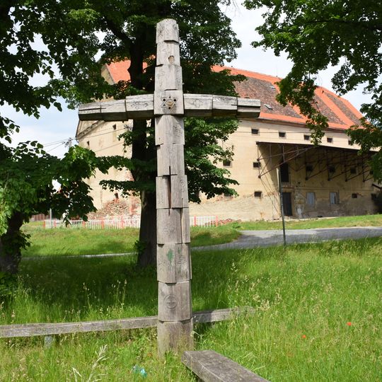 Dřevěný kříž u sýpky v Dalešicích