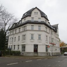Mietshaus in Ecklage (bauliche Einheit mit Paul-Gruner-Straße 37, dieser Gebäudeteil vor 2009 abgebrochen) Solbrigstraße 2