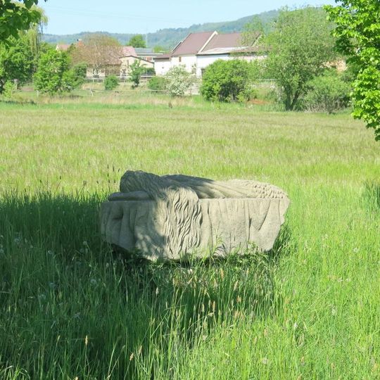 Kamenná plastika Země u cesty z Radonic do Vintířova