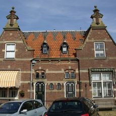 Twee dienstwoningen, behorende bij het nabijgelegen snouck van loosenhuis