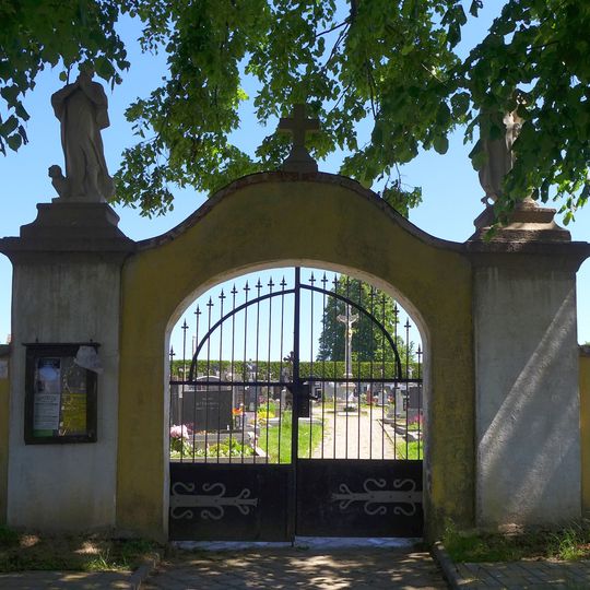 Hřbitovní brána a kříž