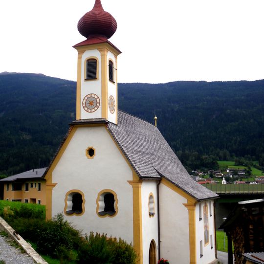 Kath. Filialkirche hll. Peter und Paul und ehem. Friedhofsfläche