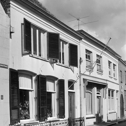 Pand met schilddak en eenvoudige, gepleisterde lijstgevel