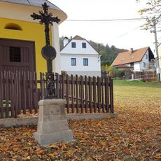 Kříž u kapličky na Jivině