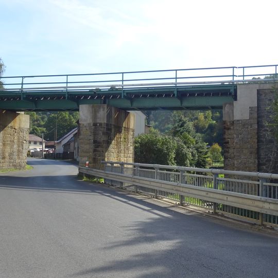 Železniční most přes Palackého ulici a Bystrou v Benešově nad Ploučnicí