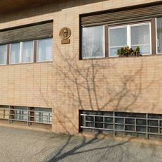 Pamětní deska Louise Fürnberga na domě Milady Horákové 846/94 na Letné